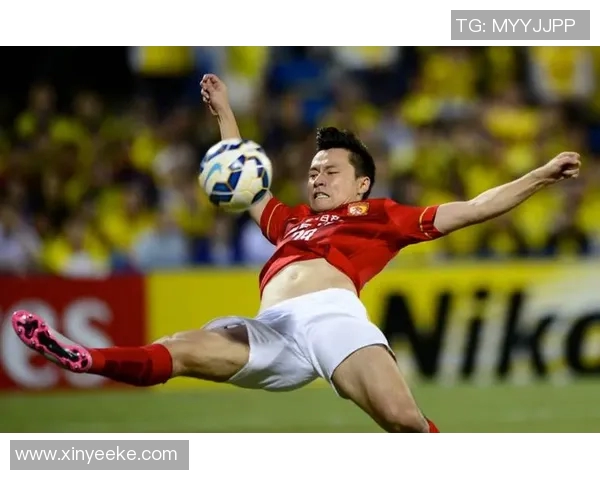 足球明星与摔跤明星的传奇人生与成就对比分析